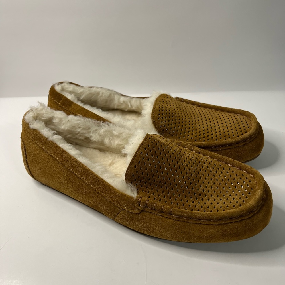 NWOT Koolaburra UGG Lezly Perf Faux Fur Lining slippers